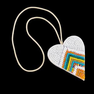 Adorno Colgante de Corazón Arcoíris con Cuentas Hecho a Mano – Decoración Colgante Bordada con Perlas Blancas - Product Image 3