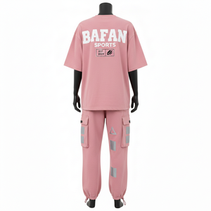 Ensemble t-shirt et pantalon cargo en molleton de coton premium 320 GSM pour femme, rose poudré, avec empiècement réfléchissant, impression sérigraphique et logo brodé. - Product Image 2