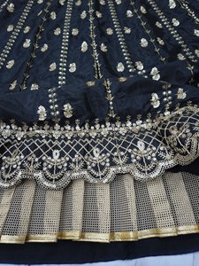 Prix d'usine OEM Lehenga Choli Royal Noir Premium avec broderies dorées, tenue ethnique indienne traditionnelle semi-couturée, Lehenga de mariée - Product Image 4