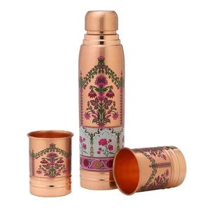 Botella de agua reutilizable de cobre con acabado martillado, portátil, para viajes, con tapa, diseño moderno. - Product Image 4