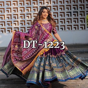 Dernière collection de Lehenga Choli de créateur, richement ornée de broderies numériques et de miroirs, idéale pour les mariages et les fêtes, disponible au prix de gros. - Product Image 2