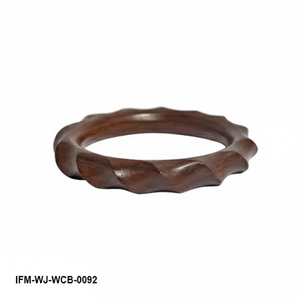 Brazalete de madera oscura artesanal, trenzado y tallado, brazalete de madera curvado para mujer, regalo para ella. - Product Image 4