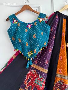Ensemble 3 pièces tendance pour Navratri : Chaniya, Blouse et Dupatta en coton Ajrakh lourd, orné de miroirs, de coquillages véritables et de broderies bleues. - Product Image 3