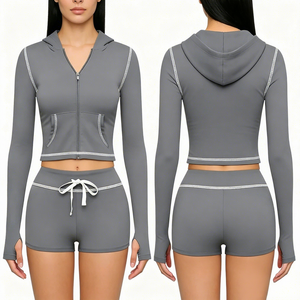 Conjunto de Yoga de Dos Piezas para Mujer con Logotipo Personalizado, Top con Capucha de Manga Larga y Pantalones Cortos, Transpirable y Ecológico, Ropa Deportiva para Primavera/Verano - Product Image 4