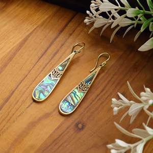 Boucles d'oreilles pendantes longues en forme de goutte d'eau en nacre d'ormeau, plaquées or, en laiton avec incrustation de coquillage, vente en gros, bijoux faits à la main de Jaipur, Inde - Product Image 4