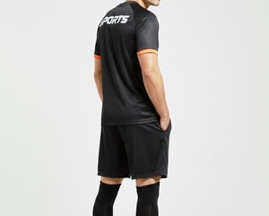Camiseta Deportiva para Hombre, Manga Corta, Cuello en V, Negra con Rayas Naranjas, Absorbe la Humedad, Ropa de Fútbol, Ajuste Atlético, Estampado Sublimado - Product Image 5