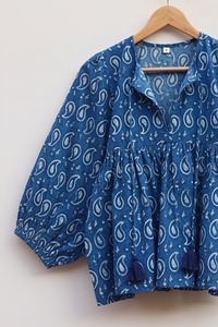 เสื้อกล้ามผู้หญิงลายบาติกอินดิโก ผ้าฝ้าย 100% แต่งโบว์ลูกไม้ทำมือ ลายดอกไม้ ระบายอากาศได้ดี สไตล์ลำลอง โบโฮ - Product Image 4
