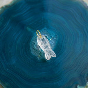Colgante de Pez Aguamarina Tallado a Mano, Amuleto de Cristal con Aro Dorado, Joyería Inspirada en el Océano - Product Image 3