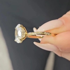 Anillo de Diamante Cultivado en Laboratorio con Corte Ovalado y Halo Oculto en Oro Amarillo de 14K, con Certificado IGI y Claridad VVS, Diseño Moderno para Mujer - Product Image 2