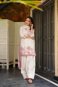 Ensemble Kurti en coton cambric imprimé numériquement avec pantalon Farshi Salwar et dupatta imprimée assortie pour femmes NG 4028 - Product Image 2