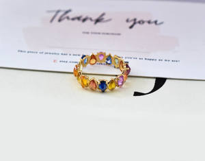 Hermoso Anillo de Eternidad con Corona Chroma en Oro de 14K y Zafiros Naturales Multicolor en Corte Pera - Product Image 6