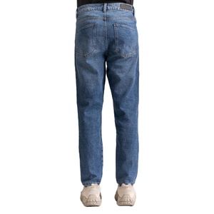 Jeans en denim délavé respirant et résistant pour homme, fabriqué au Pakistan, garantissant une matière durable et un confort optimal. - Product Image 4