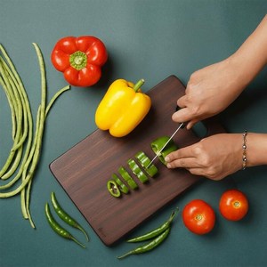 Planche à découper ronde moderne en bois, très vendue, pour une découpe lisse et sûre de tous les ingrédients, en vente, bloc de planche à découper UO - Product Image 6