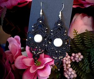 Élégantes boucles d'oreilles en macramé noir avec pierres précieuses |   Bijoux tissés style onyx blanc |   Mangalmay Corporation - Product Image 2