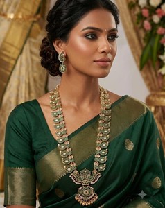 Parure de bijoux plaqué or avec collier long et boucles d'oreilles motif paon, style indien du Sud, pour tenue traditionnelle ethnique et festive - Product Image 3