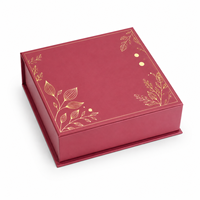 Boîte cadeau magnétique rouge rose personnalisée, emballage rigide de luxe avec design en feuille d'or, insert en velours pour cadeaux cosmétiques