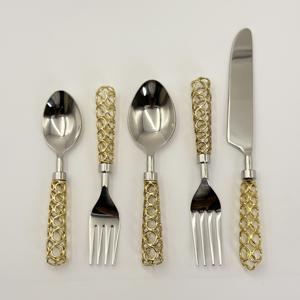 Juego de Cubiertos Hechos a Mano de Acero Inoxidable con Acabado Espejo y Diseño Decorativo con Hilos Dorados, Mangos Metálicos para Vajilla y Utensilios de Cocina - Product Image 6