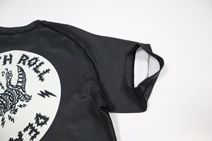 เสื้อรัดกล้ามเนื้อแขนสั้นแบบเรียบสำหรับผู้ชาย ออกแบบเองได้ สำหรับตกปลา หรือ BJJ รุ่น 2026 เสื้อรัดกล้ามเนื้อสำหรับออกกำลังกาย มีจำหน่ายแล้ว - Product Image 5