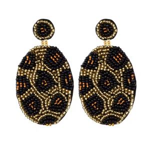 Pendientes clásicos unisex hechos a mano con cuentas de semillas, diseño de sombrero, color rosa y blanco, novedades, para profesores, boda - Product Image 5