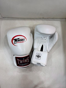 Gants de boxe Muay Thai blancs de qualité supérieure, en cuir de vache véritable, équipement de combat, design et logo personnalisés, légers - Product Image 2