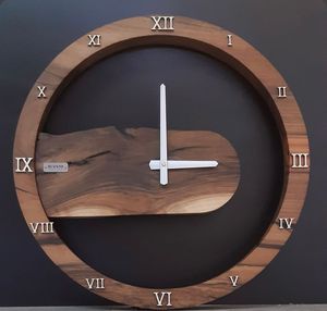 Reloj de Pared de Madera Moderno Hecho a Mano con Números Romanos, Diseño Tallado, Movimiento de Cuarzo, Forma Redonda, Decoración Colgante para Sala de Estar - Product Image 1
