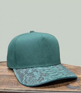 Gorra de Béisbol Personalizada al por Mayor, Verde, de 5 Paneles, con Visera de Piel de Pitón Exótica, Estructurada, Ajustable, con Cierre a Presión - Product Image 3