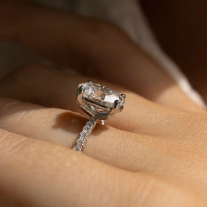 Anillo de Moissanita con Corte Ovalado y Banda Pavé, Chapado en Oro Blanco de 18K, Anillo de Compromiso Alternativo al Diamante, Anillo de Boda para Mujer - Product Image 5