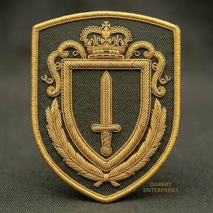 Parche de alambre de oro hecho a mano con triple chevron y corona, emblema bordado personalizado en tela granate para trajes, chaquetas y insignias - Product Image 2