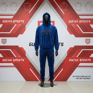 Conjunto deportivo de terciopelo azul para hombre con sudadera con capucha y pantalones jogger, tela suave de primera calidad, estampado urbano, atuendo elegante de estilo streetwear. - Product Image 2