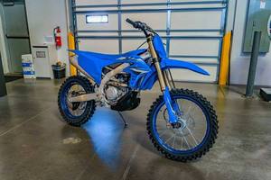 Moto tout-terrain 450cc YZ450FX 2026 pour adultes avec refroidissement liquide EFI et caractéristiques de course tout-terrain haut de gamme - Product Image 1