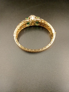 Bracelet manchette plaqué or de luxe avec pierre doublette verte taille émeraude, bijou classique pour femme, idéal pour mariage - Product Image 3