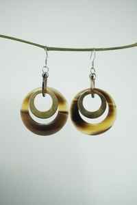 Pendientes Artesanales Ecológicos de Cuerno de Búfalo con Perlas y Diseño de Diamantes Colgantes para Ocasiones Religiosas, de Amor y Bodas - Product Image 3