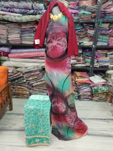 Dirac gris suizo alemán con estampado floral abstracto de melocotón |   Vestido somalí de lujo con bordado Gorgor a juego - Product Image 6