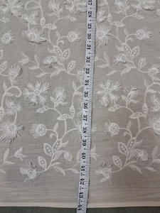 Tissu en coton blanc pur en gros avec applique florale 3D à franges-pétales et broderie botanique traînante pour vêtements de créateurs - Product Image 3