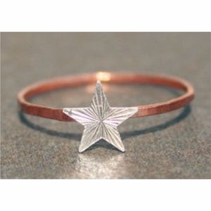 แหวนนิ้วรูปดาวสั่งทำขายส่ง แหวนทองแดงบางตอกลายด้วยมือ ประดับดาวสีเงิน คุณภาพสูง แหวนสองสีแบบซ้อนได้ - Product Image 1
