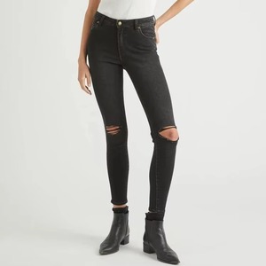 กางเกงยีนส์เดนิมผู้หญิง ทรงดินสอ เอวกลาง แต่งขาดๆ สไตล์ลำลอง ระบายอากาศ แห้งเร็ว ยืดหยุ่น รับผลิตตามแบบ OEM ราคาขายส่งสูง - Product Image 3