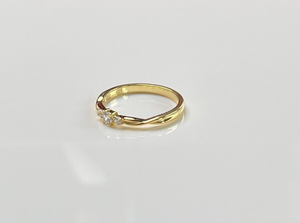 Anillo de tres piedras en plata 925 con baño de oro, anillo trilogía, anillo minimalista con circonitas, diseño de tres piedras, elegante joyería de compromiso. - Product Image 3