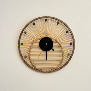 Horloge murale en bambou faite à la main, design lever de soleil, décoration rustique moderne, 16 pouces, horloge en bois écologique, fournisseur OEM Vietnam - Product Image 1