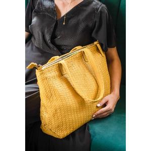 Bolso de moda para mujer en piel sintética con apariencia contemporánea y cierre de cremallera, diseño elegante para llevar en la mano para ir de compras. - Product Image 5