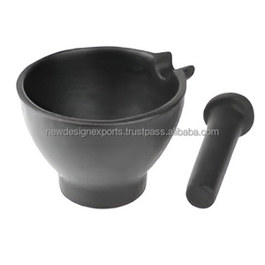 Le creuset de l'alchimiste : un mortier et un pilon en fonte décoratifs et fonctionnels - Product Image 3