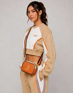 Conjunto Deportivo 2 en 1 Oneten Apparel para Mujer, Sudadera Corta con Bloques de Color Beige y Pantalones Deportivos, Ligero, de Poliéster/Algodón - Product Image 4
