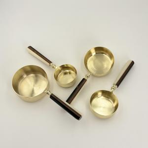 Ensemble de 4 tasses à mesurer en acier inoxydable avec poignée en résine multicolore, finition PVD dorée, passe au lave-vaisselle, produit écologique - Product Image 4