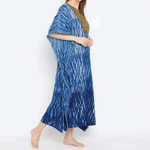 Vestido Kaftán Azul con Cuello en V para Mujer, con Bordado Dorado en el Cuello y Adorno de Borlas, Largo hasta el Suelo, Estilo Modesto para la Noche - Product Image 4