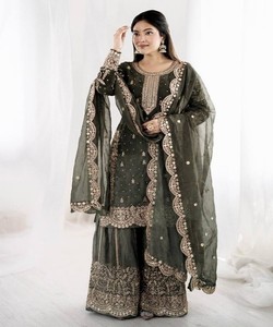 Ensemble haut, pantalon palazzo et dupatta en soie Fendi de créateur, brodé de sequins, tenue de fête, prix de gros, vêtement ethnique vert - Product Image 1