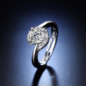Anillo de Compromiso de Diamantes Más Vendido para Mujer, Anillo de Boda Clásico Solitario con Piedra Brillante Disponible para la Venta - Product Image 6
