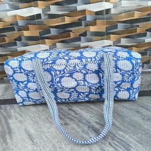 Bolsa de Viaje de Algodón Duradera, de Lujo, Única y Hecha a Mano, Estilo Weekender, Deportiva, con Estampado a Bloques, Acolchada a Máquina, Espaciosa y Ligera - Product Image 1