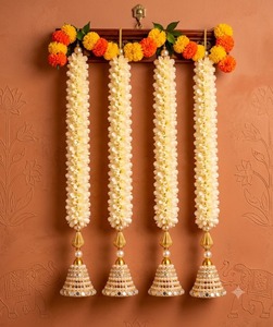 Décoration murale artisanale en fleurs artificielles de jasmin Mogra, ornée de perles, clochettes Jhumka dorées et miroirs Latkan pour la décoration intérieure Diwali - Product Image 2