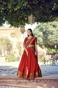 Lehenga Choli de Seda Roja con Borde Dorado, Traje Tradicional Indio para Bodas, para Mujer, Largo hasta el Suelo, Corte Regular - Product Image 1