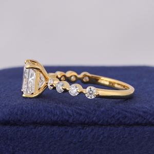 Anillo de Compromiso con Diamante de Laboratorio Corte Princesa de 2.00 CT, Oro de 14K, Certificado IGI, Piedras Laterales Redondas, Lujoso para Fiestas - Product Image 4