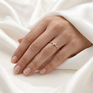Anillo de Boda Minimalista Ondulado y Elegante en Oro Amarillo de 14K con 3 Diamantes Cultivados en Laboratorio con Claridad VVS+ Certificados por IGI para Mujer - Product Image 2